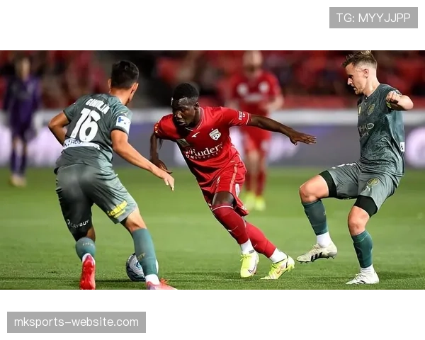 曼联关键比赛抗压能力问题显现，对球队赛季走势形成制约。